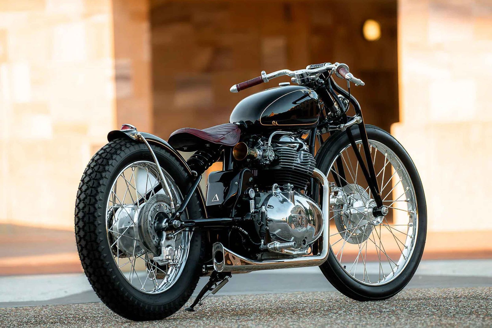 royal_enfield_super_meteor_purpose-built-bobber
